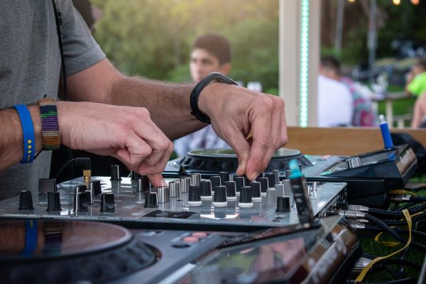 wedding band vs DJ
